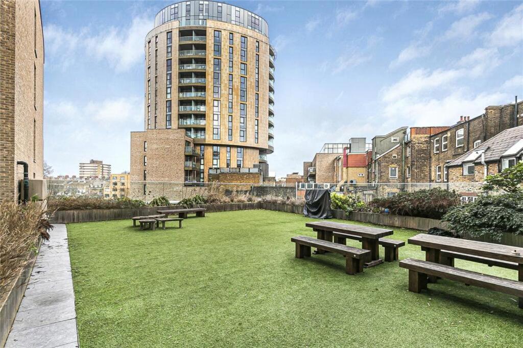 Modern Serviced 3-Bedroom Flat In East ロンドン エクステリア 写真